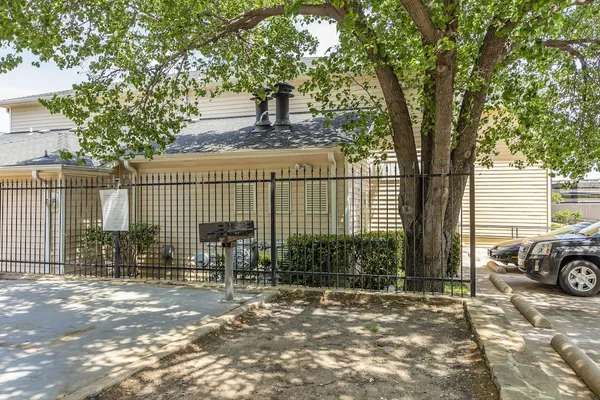 Photo 1 - HomeTowne Studios By Red Roof Dallas - North Addison/ Tollway