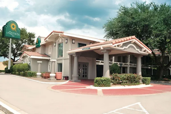 Photo 1 - La Quinta Inn by Wyndham Dallas Uptown