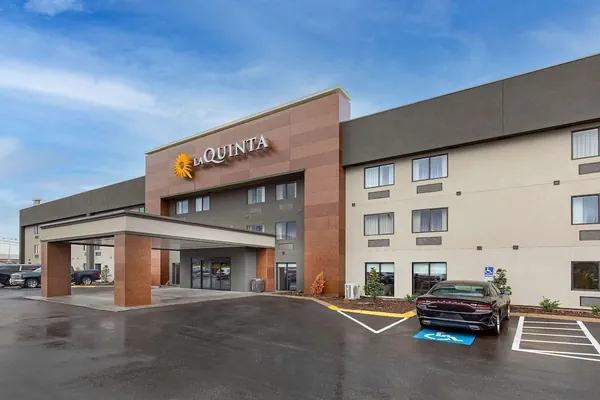 Photo 1 - La Quinta Inn & Suites by Wyndham Nashville Airport
