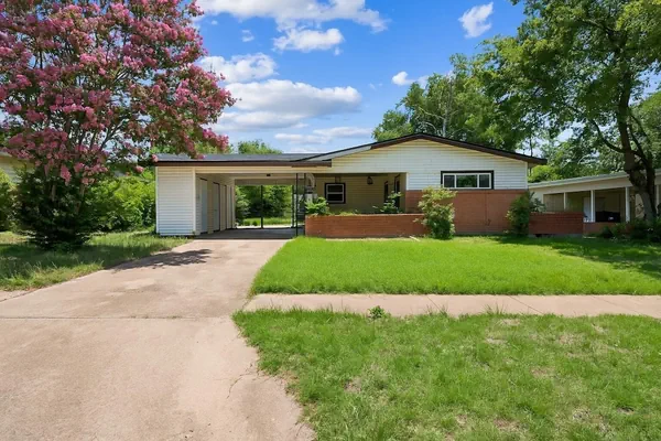 Photo 1 - Cozy Temple Home Fenced Yard & Wi-fi 3 Bedroom Home