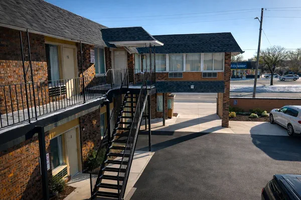 Photo 1 - The Queen B Motel, Detroit-Warren