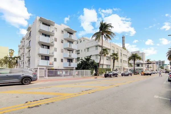 Photo 1 - Collins 2 Bedroom with Free Parking by Deco 305